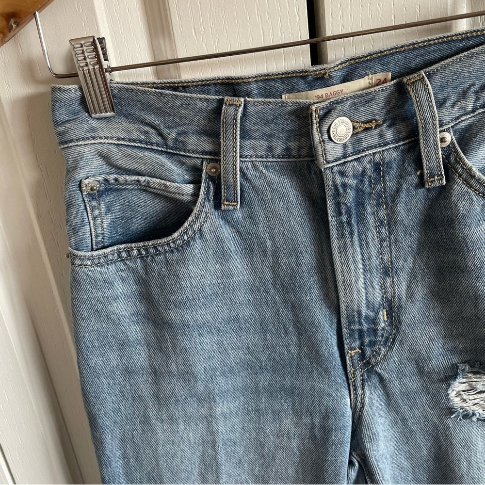 Levi’s ‘94 Baggy Jeans Womens 24 Light Wash Blue Distressed High Rise Skater EUC - Picture 3 of 14
